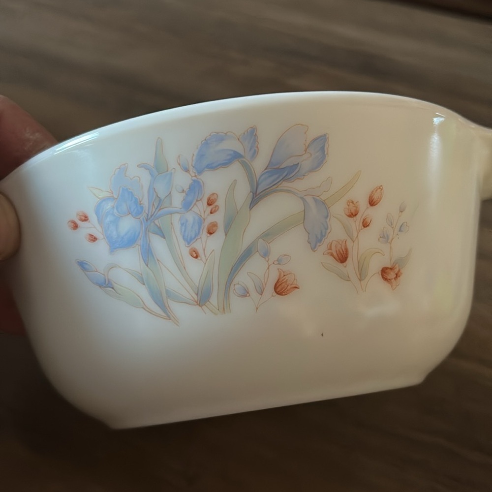 Vintage Pyrex England Blue Iris Round 8" Casserole Baking Dish - Picture 2 of 3